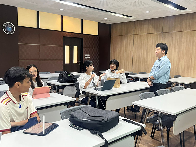 The students asked questions and provided feedback. Mr. Chayoot distributed some gifts to student during the question-and-answer session.