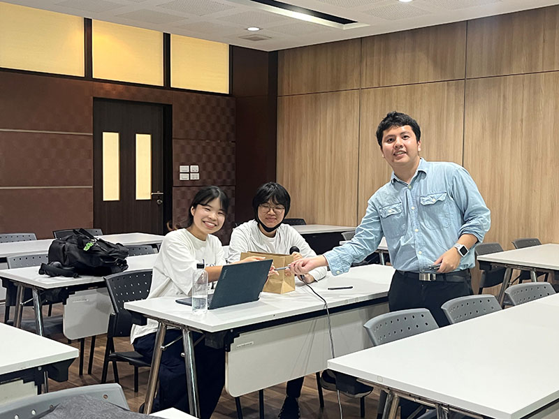 The students asked questions and provided feedback. Mr. Chayoot distributed some gifts to student during the question-and-answer session.