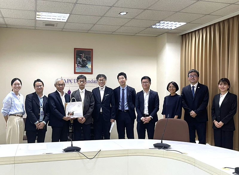 Group photo was taken after the joint evaluation meeting at APCD. Representatives from JICA Thailand Office, IDCJ, and APCD participated.