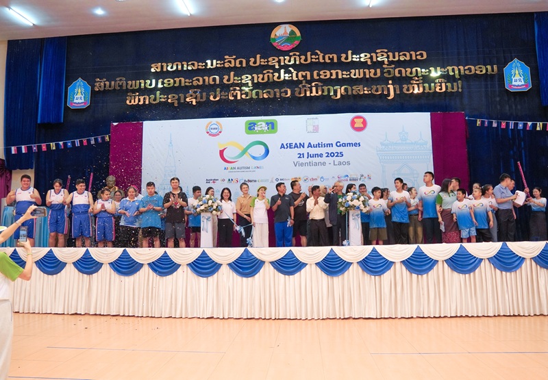 ภาพหมูกลุ่มนักกีฬาออทิสติก สมาชิก AAN คณะผู้จัดงาน และศพอ. ได้ร่วมเปิดกิจกรรมกีฬาออทิสติกอาเซียน