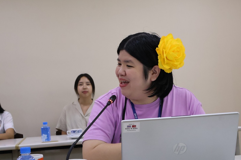 นางสาว ศุภอนงค์ ปัญญาสิริมงคล (นูนู) เจ้าหน้าที่เครือข่ายและความร่วมมือ นำเสนอเรื่องราวเกี่ยวกับประวัติความเป็นมากิจกรรมการฝึกอบรม และการดำเนินงานต่าง ๆ ในนามของ ศพอ และเครือข่ายออทิสติกอาเซียน&nbsp;