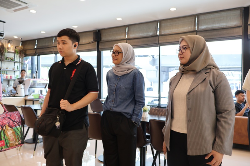 คณะผู้แทนทั้งสามท่านจาก LSPR-SSNE  เยี่ยมชมโครงการร้าน APCD 60+ Plus Bakery&Chocolate Café จากซ้ายไปขวา: คุณมูฮัมหมัด อบิจดซาร์ อัลกีวารี เจ้าหน้าที่สำนักงานจากเครือข่ายออทิสติกอาเซียน (AAN) ดร.คริสดินา เอ็ม.ซี. คณบดีคณะการศึกษาพิเศษ อาจารย์โนวิตา ซารี อาจารย์ประจำคณะการศึกษาพิเศษ
