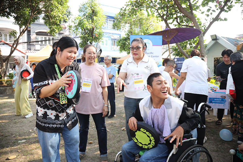 Ms. Supaanong facilitated individual stage of Dodgebee game for children with disabilities and his family members. 