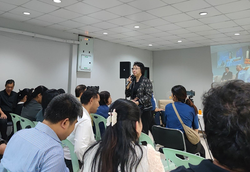 Ms. Yumi Shiraishi, Senator Monthian’s Wife, express heartfelt gratitude for all attendees who participate the memorial event.
