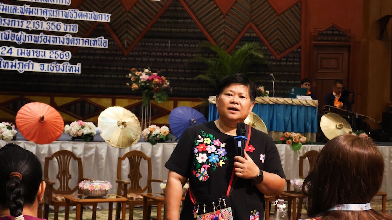 รูปที่ 2 : นางนุชจารี คล้ายสุวรรณ นายกสมาคมเพื่อผู้บกพร่องทางจิตแห่งประเทศไทย กล่าวต้อนรับและกล่าวเปิดงานในพิธีเปิด