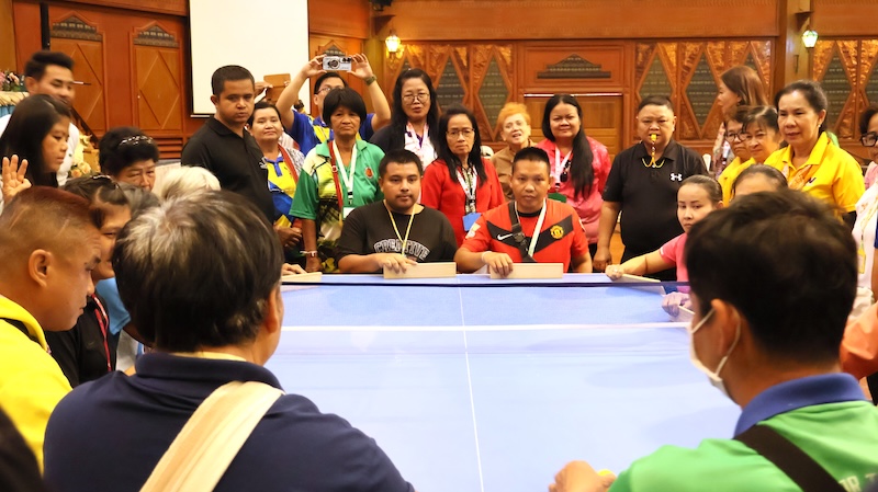 รูปที่ 5 : ภาพผู้พิการทางจิต ที่กำลังให้ความสนใจและตั้งใจแข่งขันกีฬามินิ Takkyu Volley