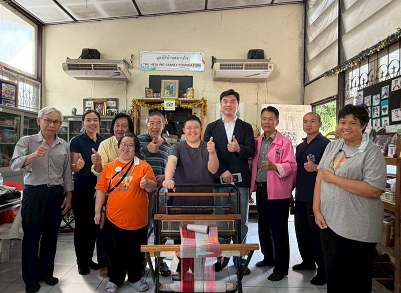 Representative of DPI-Korea visited the office of Healing Family Foundation to observe the weaving activity (Saori) of children with special needs and power of family group.