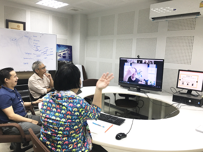 Dr. Sawae Yukinori, an expert on sports for persons with special needs, demonstrated a recreational activity from Japan.