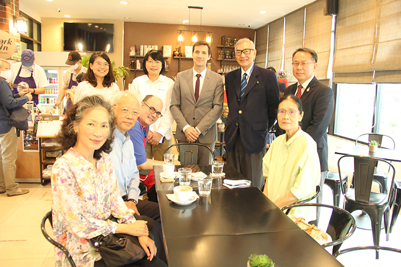 ดร. เตช บุนนาค ประธานมูลนิธิ ศพอ. ร่วมถ่ายภาพกับ Mr. Pascal และทีมงานจากบริษัทโททาล ณ ร้าน &nbsp;60+Plus Bakery & Café (60+พลัสเบเกอรี่และคาเฟ่)