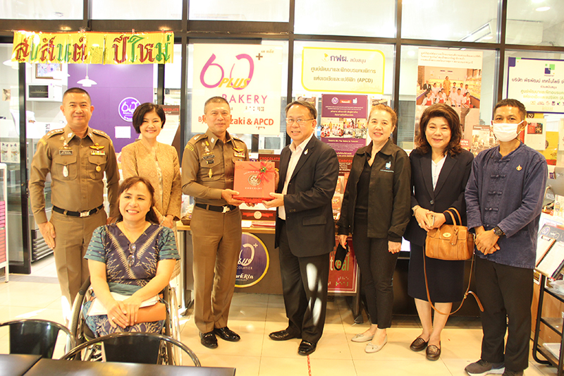คุณพิรุณมอบของที่ระลึกเป็นกล่องช็อคโกเล็ตทำโดยคนพิการไทยแก่ท่านผู้บัญชาการตรวจคนเข้าเมือง 3&nbsp; และคณะฯ