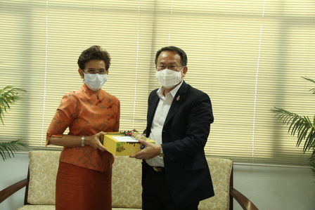 ศพอ. มอบของขวัญช็อคโกแลตในเทศกาลส่งความสุข แด่คุณสราญภัทร อนุมัติราชกิจ อธิบดีกรม พก. คนใหม่&nbsp; ซึ่งท่านเคยดำรงตำแหน่งผู้อำนวยการบริหาร ศพอ. ระหว่าง ปี 2547-2549