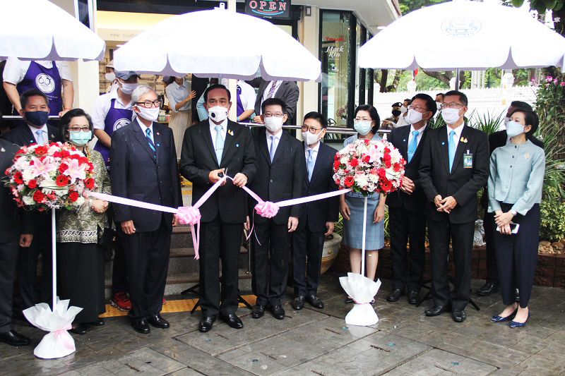 The Prime Minister (in the middle) had the honour to cut the ribbon for the official ceremony, together with honourable guests standing behind (Left to Right) the Ministry of Social Development and Human Security Permanent Secretary, Dr. Porametee Vimolsiri; Ms. Armida Salsiah Alisjahbana, Executive Secretary of ESCAP; Dr. Tej Bunnag, president of APCD Foundation Committee; Dr. Kobsak Pootrakool, Former Minister attached to the &nbsp;Prime Minister's Office; and Ms. Thanaporn Promsuwan, Director General, Department of Empowerment of Persons with Disabilities (DEP), Ministry of Social &nbsp;Development and Human Security