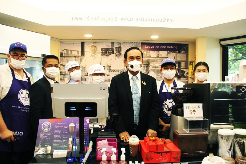 Group photo of the Prime Minister with café staff with disabilities inside the café.&nbsp;