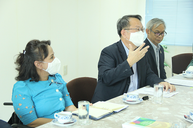 APCD Executive Director, Mr. Piroon Laismit, exchange and brainstorm on the main strategies regarding south-to-south cooperation, bottom up and top down approaches&nbsp;