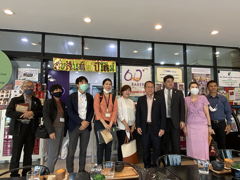 ภาพถ่ายหมู่ผู้มีเกียรติ (สถานเอกอัครราชทูตญี่ปุ่น ประจำประเทศไทย ได้แก่ คุณ Kazunari Yokota เลขานุการเอก คุณ Misa Takagi เลขานุการโท หรือ หัวหน้าโครงการ GGP และ ผู้ประสานงานอีก 2 ท่าน คือ คุณกัลยา สันตุสฐารมย์ และ คุณธนิดา ปะวะโข ในส่วนของหอการค้าญี่ปุ่น (JCC) ประจำประเทศไทยประกอบด้วย คุณ Naoki&nbsp; Sakamoto เลขาธิการทั่วไป และ คุณ มธุรส เล็กแจ่ม ผู้ประสานงานประชาสัมพันธ์ และทีมผู้บริหารและจัดการ ศพอ.