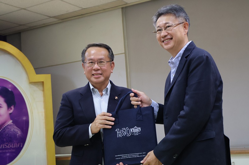 The ASOMFA presented a souvenir to express&nbsp; their appreciation to APCD.