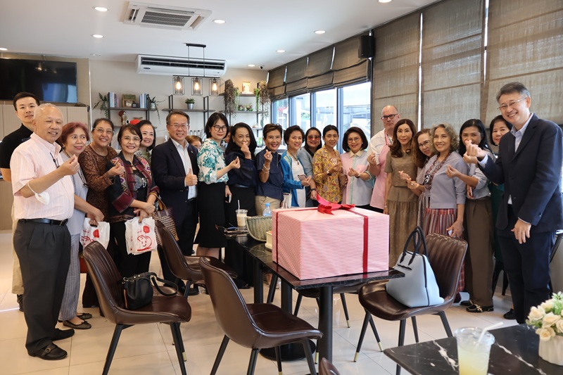 The ASOMFA presented a souvenir to express&nbsp; their appreciation to APCD.