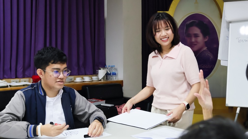 นางสาวทอฝันอธิบายกิจกรรมภาพรวม