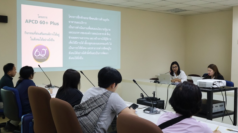 รูปที่ 2: นางสาววิไลเลขา สมปราชญ์ นำเสนอเกี่ยวกับโครงการอบรมและภาพรวมของมูลนิธิ APCD ในช่วงการประชุม