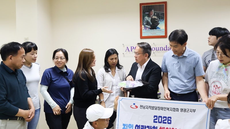 รูปที่ 3 : คณะผู้แทนจากเกาหลีใต้นำของที่ระลึกมามอบให้กับนายพิรุณ ลายสมิต  ผู้อำนวยการบริหาร APCD