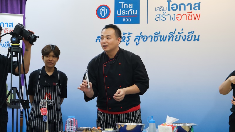 ภาพที่ 6 : เชฟโอ๊ต หัสนัย สุขวิวัฒนศิริกุล สอนกิจกรรมอบรมทำอาหาร “หลักสูตรข้าวปั้นโอนิกิริ สาหร่ายห่อข้าวปั้นโอนิกิริ และชาเขียวมะลิหวานน้อย”
