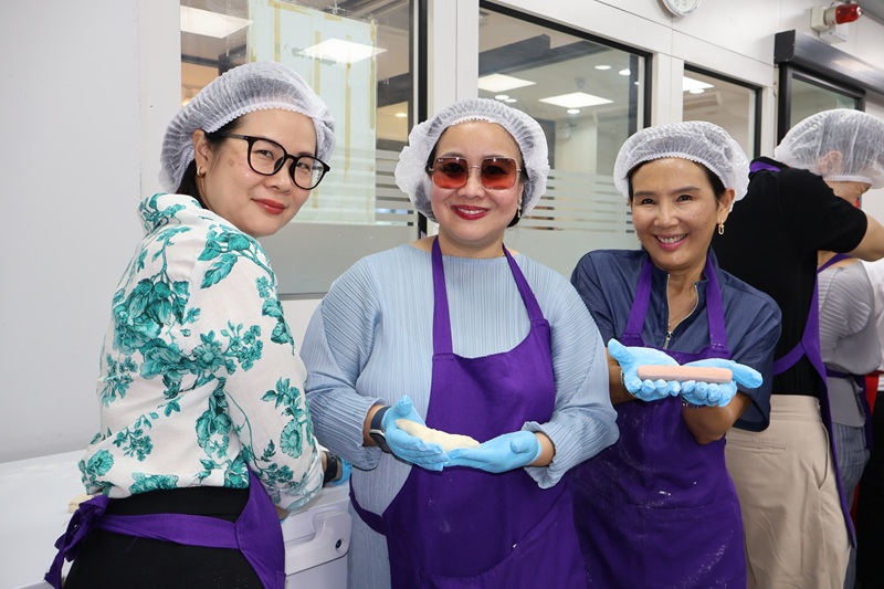 A photo of the ASOMFA&nbsp; members participated in a bakery workshop at APCD&nbsp;60+ Plus Bakery.