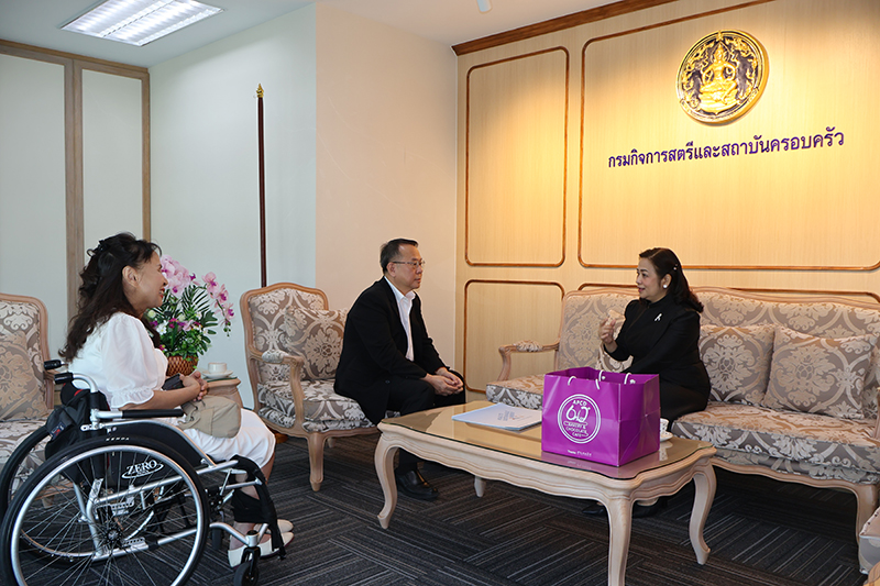 Mr. Piroon Laismit, Executive Director of the Asia-Pacific Development Center on Disability (APCD), led the APCD team in extending New Year greetings to Ms. Jatuporn Rojanapanich, Director General of the Department of Women's Affairs and Family Development.