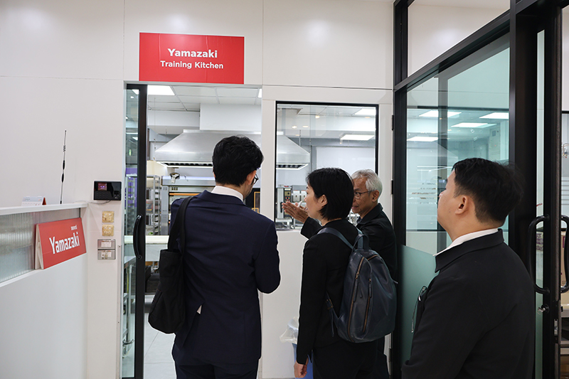 Mr. Piroon Laismit, Executive Director of APCD, received the JICA delegation, which included Ms. Rie Komahashi, newly appointed Senior Representative of JICA Thailand Office, and Mr. Ryoichi Kawabe, outgoing Senior Representative.