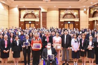 Group photo of panelists, moderator, organizers, and participants, there were more than 180 participants attending the workshop