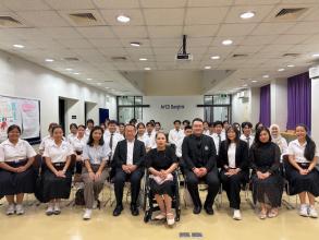 รูปถ่ายหมู่ของนักศึกษาและคณาจารย์จากมหาวิทยาลัยศรีนครินทรวิโรฒ และทีมงาน APCD