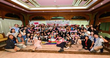 ภาพถ่ายหมู่ประกอบด้วยกลุ่มผู้เข้าร่วมที่หลากหลาย โดยมี LGBTQ IA+ เยาวชน กลุ่มชาติพันธ์ คนพิการ องค์กรภาคประชาสังคม ผู้คณะผู้จัดงาน