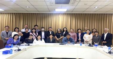 ภาพหมู่ผู้เข้าร่วมประชุม ประกอบด้วยสมาชิกคณะกรรมการที่ปรึกษาจากองค์กรต่างๆ และคณะทำงานโครงการ